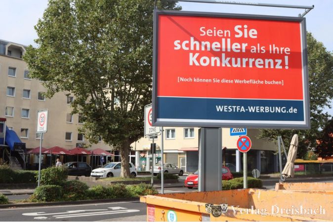 Noch wirbt hier der Werbeflächenanbieter nur für seine neue Wand, aber bald sollen allerlei wichtige Botschaften die Augen der Passierenden auf sich ziehen.