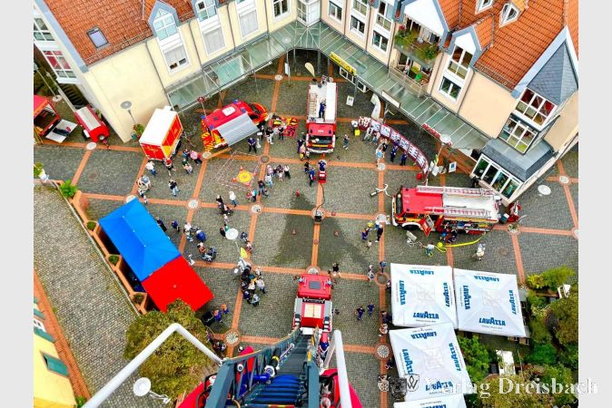 Blick von der Spitze der Drehleiter auf die Jubiläumsfeier der Feuerwehr.