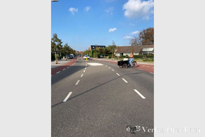 Ein "Backfiets" (Lastenfahrrad) unterwegs in Holland.