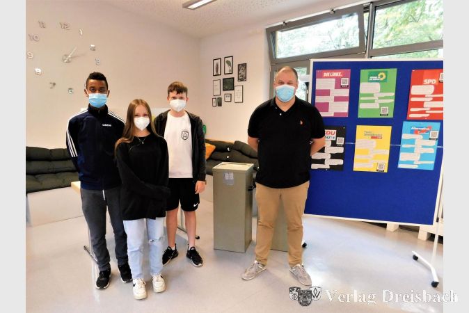 Schülerinnen und Schüler der R9b mit Rektor Alexander Heyd.