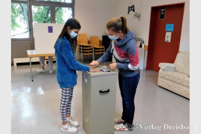 Nach der Abgabe des Stimmzettels wurden die jungen Wählerinnen und Wähler mit einem Stempel markiert, wie hier von Wahlhelferin Lydia Rauh.