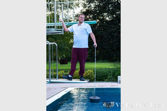 Marcel Sander zieht den Stöpsel.