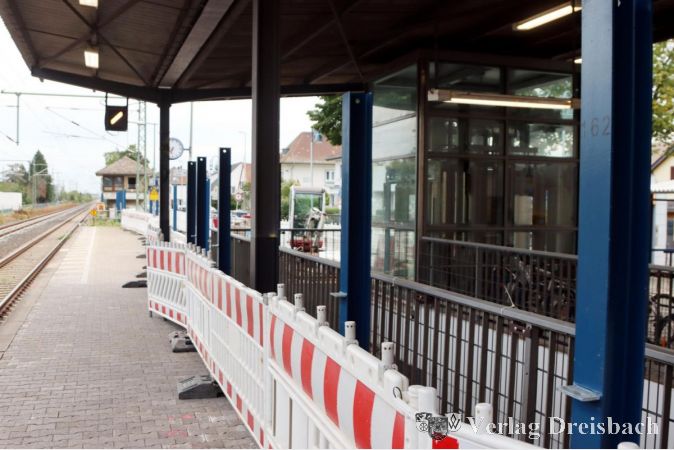 Am Bahnsteig 1 wird der Einzug der Schallschutzelemente vorbereitet, die eine Abtrennung zwischen Bahnhofsvorplatz und den Bahnsteigen bilden werden.