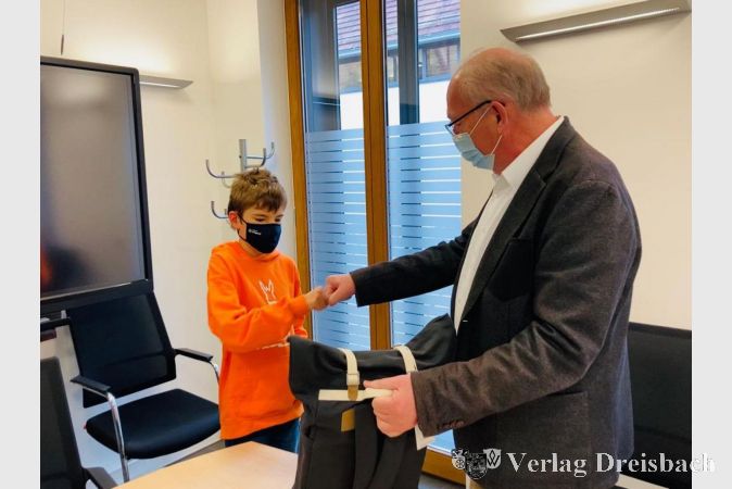 Auch der elfjährige Jonathan Hess zeigt bereits großes Interesse an Fairem Handel. Wie die anderen Gewinnerinnen und Gewinner auch bekam er vom Ersten Stadtrat Karl Heinz Spengler einen modischen Fairtrade-Rucksack überreicht.
