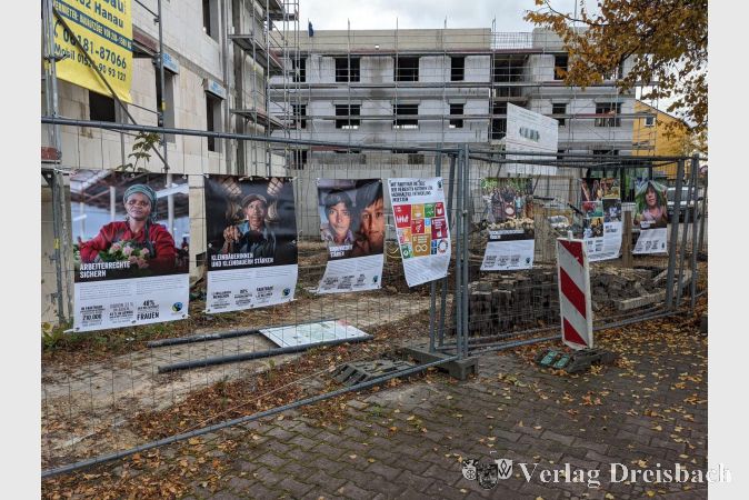 Die Ausstellung am Bauzaun ist noch bis Sonntag, 7. November zu sehen.