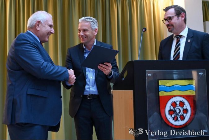 Von links nach rechts: Bodo Knopf, Landrat Michael Cyriax und Bürgermeister Christian Seitz bei der Aushändigung der Auszeichnung.