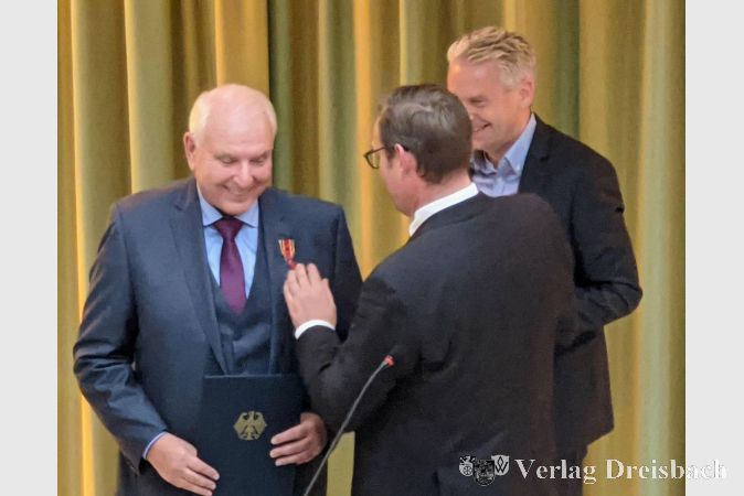 Bürgermeister Christian Seitz heftete Bodo Knopf das Bundesverdienstkreuz ans Revers.