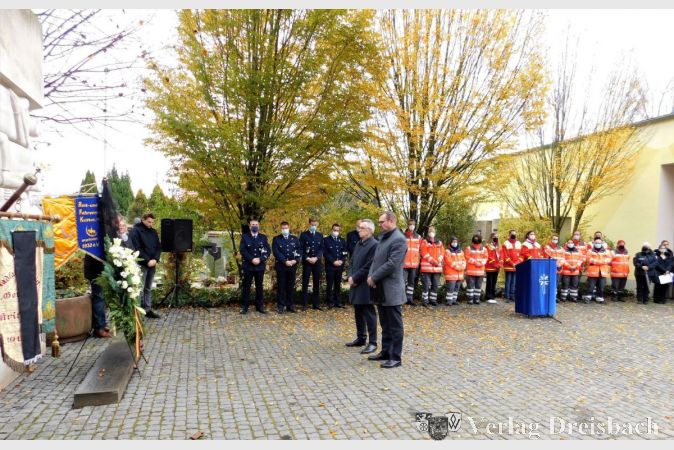 Bürgermeister Christian Seitz und der Erste Beigeordnete Franz Jirasek bei der Kranzniederlegung.