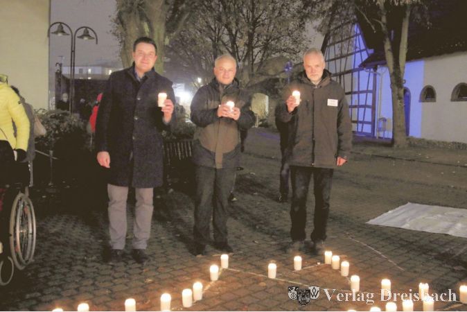 Auch sie zündeten selbstverständlich gerne eine „Sternenkerze“ an: Hofheims Bürgermeister und Schirmherr der Veranstaltung, Chrisitan Vogt, Torsten Gunnemann, Vorstand des Caritasverbandes Main-Taununs und Bezirksdekan Pfarrer Klaus Waldeck (von links).