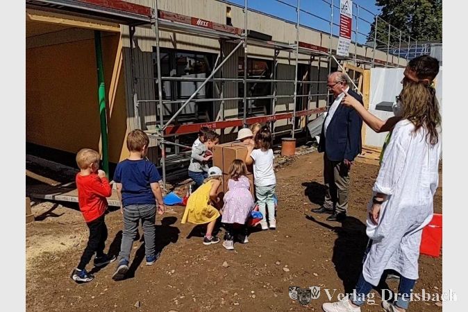 Der Erste Stadtrat Karl Heinz Spengler (3. von rechts) beim Richtfest an der Kita Kleine Feldstraße in Okriftel. In der Sitzung der Stadtverordnetenversammlung am 11. November brachte er die 10. Fortschreibung des Kita-Plans ein.