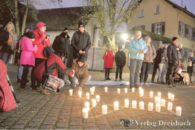 Viele Menschen freuten sich an der leuchtenden Aktion und stellten - mit einer Spende verbunden - ihre eigene Kerze zu den strahlenden Symbolen dazu.