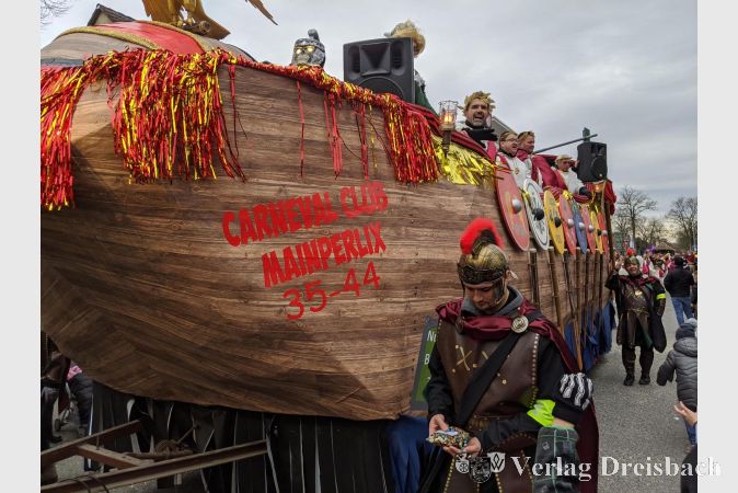 Auch im nächsten Jahr wird es in Hattersheim keine Straßenfastnacht geben. Zum Zeitpunkt des Umzugs 2020 (hier im Bild) war Corona zwar langsam schon ein Thema, jedoch rechnete damals noch niemand damit, dass die nächste Auflage frühestens 2023 stattfinden wird.