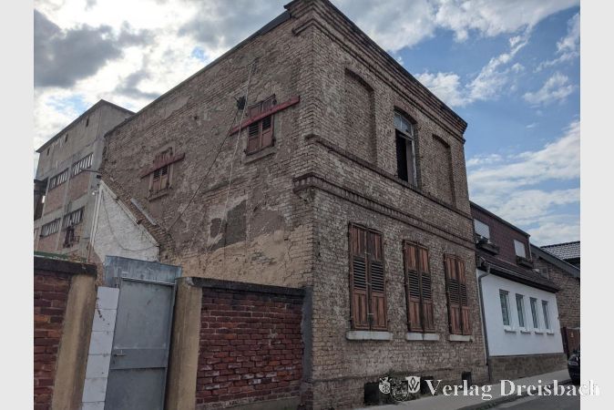 Die Jüdische Schule in Okriftel: Nach Vorstellung der Grünen wäre diese ein überaus geeigneter Schauplatz für einen Ort der Begegnung im Stadtgebiet. Die Besitzverhältnisse stehen einem solchen Projekt jedoch im Weg, ebenso wie die hohen Sanierungskosten.