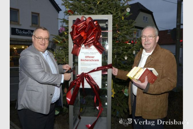 Am vergangenen Freitag haben Bürgermeister Klaus Schindling (links) und Erster Stadtrat Karl Heinz Spengler (rechts) in Eddersheim einen von zwei neuen „Offenen Bücherschränken“ im Stadtgebiet eingeweiht.