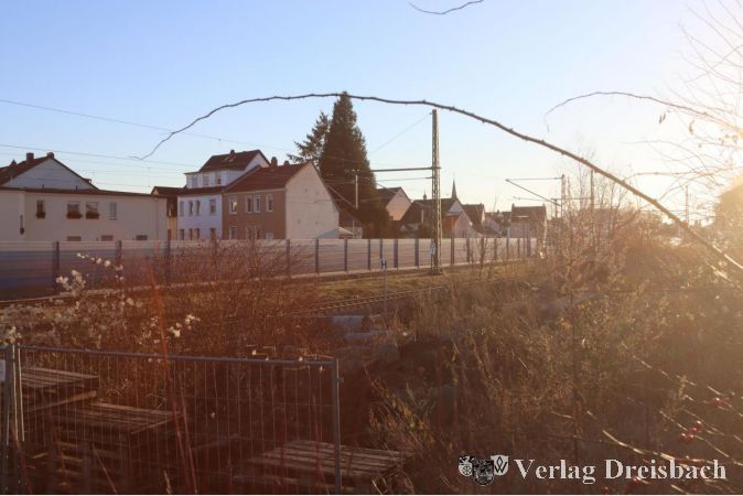 Die wilde Nordseite des Bahnhofs ist einer der wenigen innerstädtischen Flecken, auf dem neuner, auch sozialgebundener Wohnraum entstehen könnte. Ansonsten lautet die Devise, sich auf die Suche nach nicht genutzten Wohnungen zu begeben. Den Leerstand zu aktiveren, will die Stiftung "Perspektive Wohnen" der Stadt helfen.