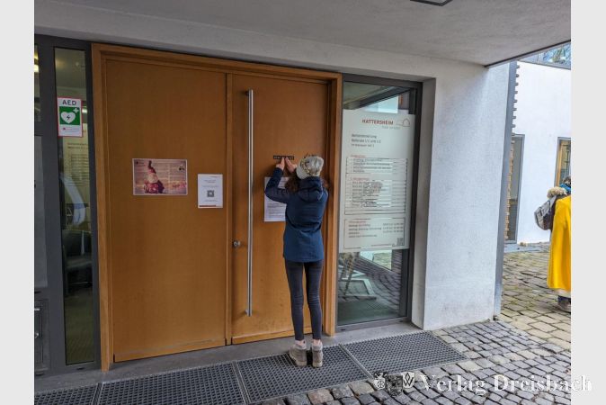 An der Rathaustür wurde sogleich der neue Segen angebracht.