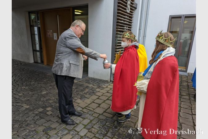 Nachdem die Sternsinger ein schönes Lied gesungen hatten, bedankte sich Bürgermeister Klaus Schindling nicht nur mit Worten, sondern auch mit einer Geldspende.