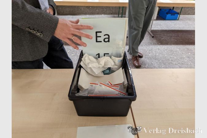 Für jede Klasse steht täglich eine solche Testbox im Testzentrum der Schule bereit zur Abholung.