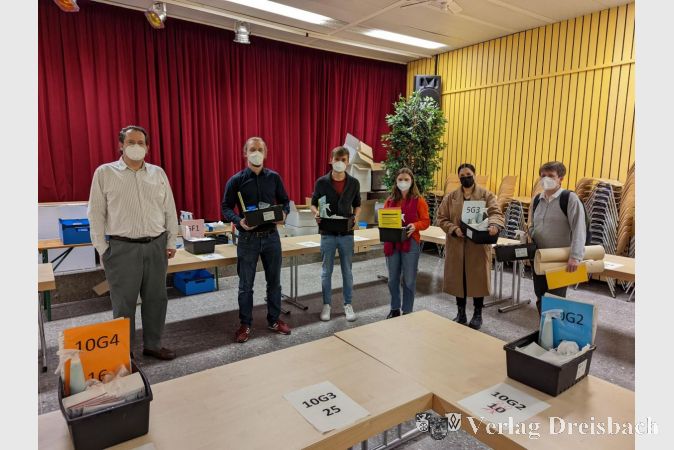 Von links nach rechts: Herr Schorr, Herr Dressler, Niclas Wego, Frau Schmidt, Frau Saberi und Andrea Hauer im Testzentrum der HBS.