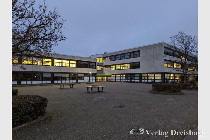 Die Hattersheimer Heinrich-Böll-Schule. Um einen möglichst reibungslosen und wenig von Unterrichtsausfällen geprägten Schulalltag gewährleisten zu können, sind zahlreiche Schutzmaßnahmen vonnöten, um die Infektionsgefahr so gering wie möglich zu halten.