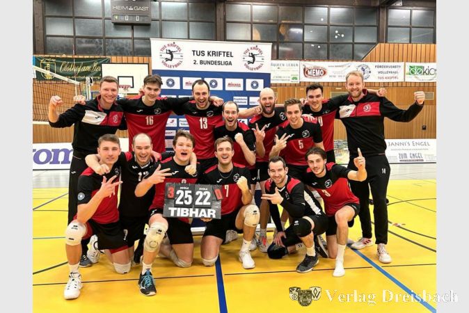 Die Herren 1 feiern ihren 3:0 Erfolg gegen den TSV Mühldorf.