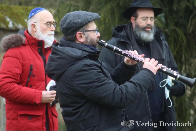 Franz Kroonstuiver vom Veranstalter CjZ, Klezmer-Musiker Roman Kuperschmidt und Rabbiner Shlomo Raskin (v.l.) führten durch die Gedenkstunde auf dem jüdischen Friedhof.