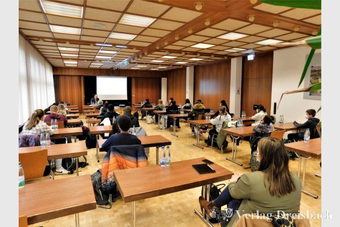 Viele Fragen hatten die Schülerinnen und Schüler der R7a bei ihrem Besuch im Rathaus. Bürgermeister Christian Seitz gab gerne Antworten, auch sehr persönliche.
