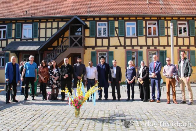 Sie alle (und einige andere Mitglieder ihrer Religionsgemeinschaften) nahmen am multireligiösen Friedensgebet am 26. März in Hattersheim teil: Muzaffer Akkus (Alevitische Gemeinde Hattersheim), Hamza Naseer Ahmad (Ahmadiyya Muslim Jamaat Hattersheim), Hans-Jürgen Rojahn (Arbeitsgemeinschaft christlicher Kirchen Hattersheim - ACKH), Sabine Wafaee (Bahá'í Gemeinde Hofheim), Heidi Ehniss (ECKANKAR Gemeinnützige Studiengruppen Deutschland e.V.), Mustafa Bursa (Islamischer Verein Hattersheim), Fatima Abou-Nachat (Marokkanischer Gemeindeverein Hattersheim).