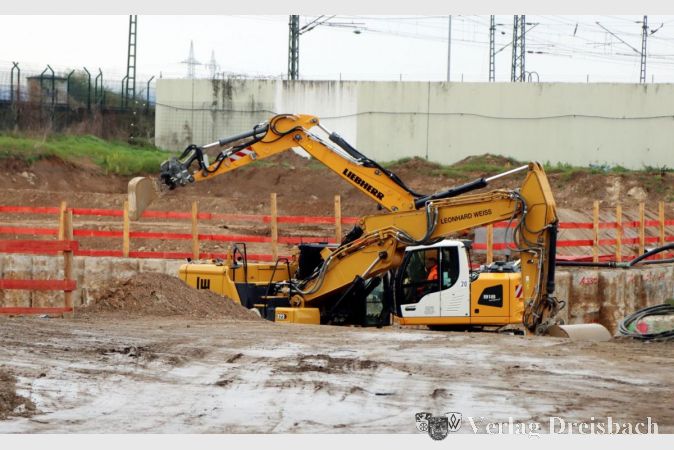 Bagger und Raupen versammeln sich derzeit auf dem Erweiterungsgelände der Kläranlage Am Wickerbach und haben jede Menge zu tun. Inzwischen hat aber auch schon der Bau der neuen Becken begonnen.