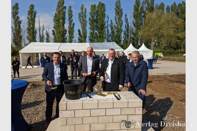 Von links nach rechts: Thomas Wacker und Volker Ludwig (beide interxion), Bürgermeister Klaus Schindling sowie Landrat Michael Cyriax.