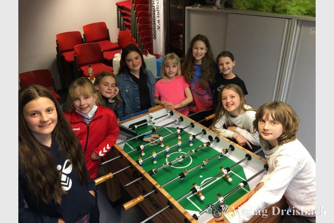 Die weibliche E-Jugend feiert den Saisonabschluss auch am Tischkicker im Vereinsheim.