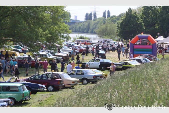 Auf der Wiese gab es über die beiden Tage verteilt ein Ankommen und Abfahren, die Veranstalter gehen von 700 Fahrzeugen alleine am Sonntag aus.