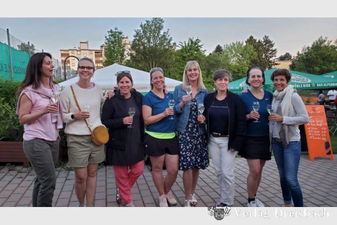 Die Siegerinnen der Damen 40 II haben allen Grund zum Feiern (v.l.n.r.): Simone Klug, Katrin Hackbarth, Christin Weber-Racky, Stefanie Wörndle, Leslie Konermann, Dorit Florin, Miriam Rietzler und Theresa Haimberger.