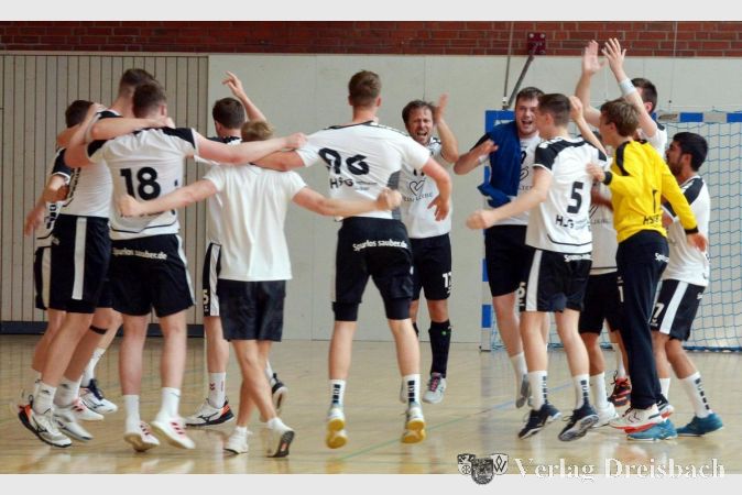 Großer Jubel bei der HSG Hochheim/Wicker 2 nach einer starken Mannschaftsleistung gegen VfR/Eintracht Wiesbaden 3.