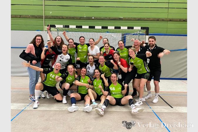 Auswärtssieg: Die Damen I bejubeln den Coup in Leihgestern.