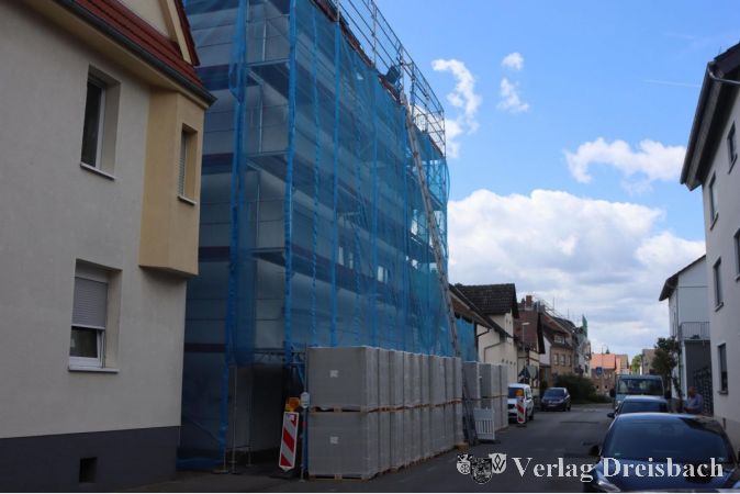 In dem wegen einer Fassadensanierung eingerüsteten Gebäude in der Riedstraße 9 hat die Terra sich neue Räumlichkeiten eingerichtet, am bisherigen Sitz in der Grabenstraße sollen Wohnungen entstehen.