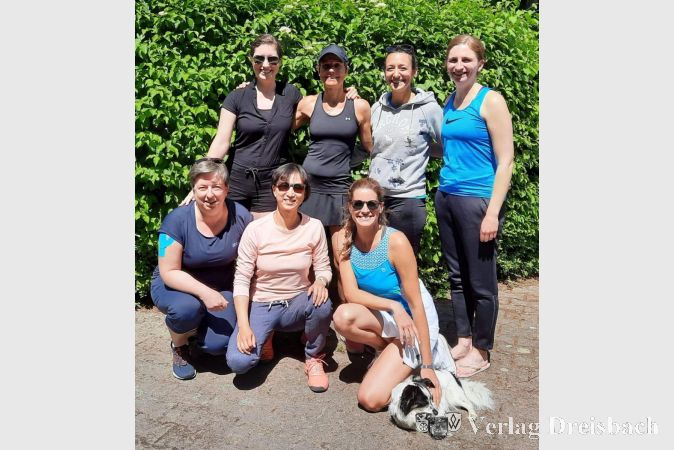 Die strahlenden Spielerinnen der Damen 30 sind v.l.n.r. hinten: Sarah Beirowski, Theresa Haimberger, Cintia Ferradas, Theresa Windorf und vorne: Katja Seitz, Sharron Bao-Vollrath, Sandra Winzer.