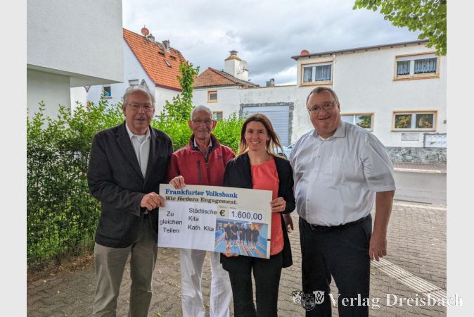 Von links nach rechts: Der Erste Stadtrat Karl Heinz Spengler, der Vereinsvorsitzende Dieter Freidhof, Daniela Seel von der Kita Vogelnest sowie Bürgermeister Klaus Schindling bei der Spendenübergabe am Dienstag.
