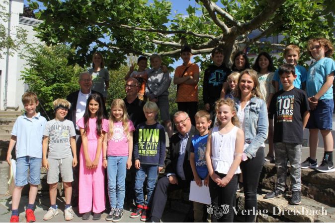 Die Mädchen und Jungen des Kinderparlamentes der Robinson-Schule stellten sich nach der 1. Sitzung (von links nach rechts) mit dem Ersten Stadtrat Karl Heinz Spengler, Schulleiter Hilmar Jüterbock, Bürgermeister Klaus Schindling und Parlamentspräsidentin Myriam Jung zum Gruppenfoto. auf.
