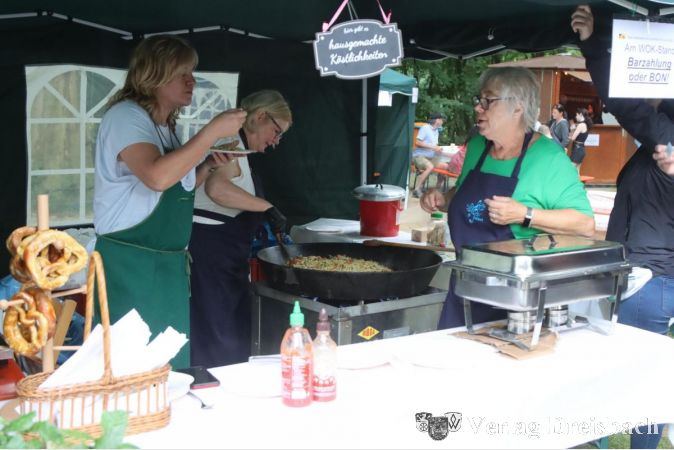 Der Wok-Stand bot ein vegetarisches Bratnudelgericht mit selbst geschnippelter Gemüseeinlage. Rund 300 Portionen verkauften die Frauen des von der Sängervereinigung betriebenen Standes mitten auf dem Festgelände.