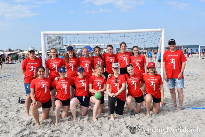 Die weibliche A-Jugend hatte beim "Beachen" im Sand von Warnemünde ihren Spaß.