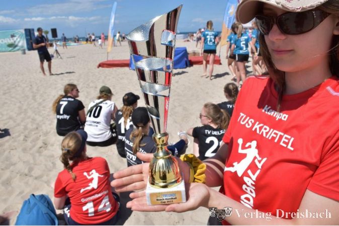 Einen Siegerpokal konnten die „Gummiberries“ vom Beachhandball-Cup Warnemünde 2022 mit nach Hause nehmen.