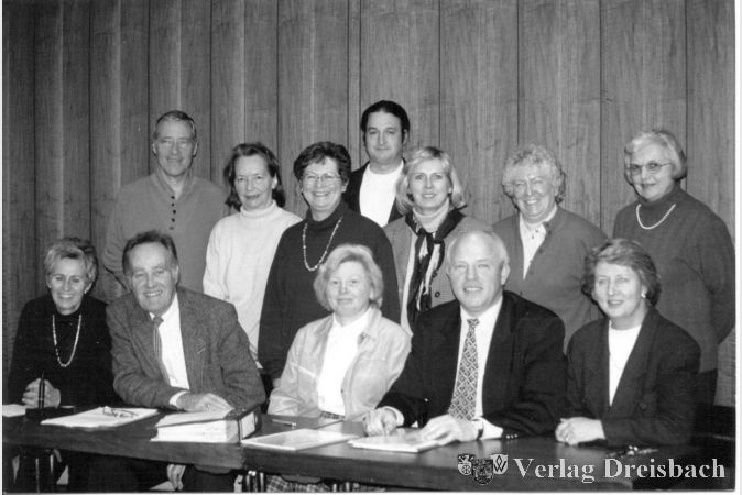 Der Vorstand des Kulturforum im Jahr 1998. Vorne der Erste Vorsitzende Johann Georg Schröder (2. V. l.) und neben ihm Geschäftsführerin Gerlinde Sittig und Kassenwart Paul Dünte.
