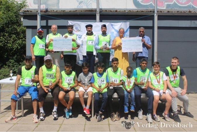 Insgesamt 1.500 Euro wurden gesammelt und an wohltätige Zwecke gespendet. Mit im Bild der Erste Stadtrat Karl Heinz Spengler (hintere Reihe, 2. v. links), der dem Charity Walk als Ehrengast beiwohnte.