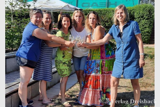 Die Tabellenersten der Damen 40 können sich über ihren Aufstieg in die Verbandsliga freuen: v.l.n.r. Katja Seitz, Katja Fischer, Bettina Braun, Sabine Kuhn, Ulli Lerch und Steffi Wessel.
