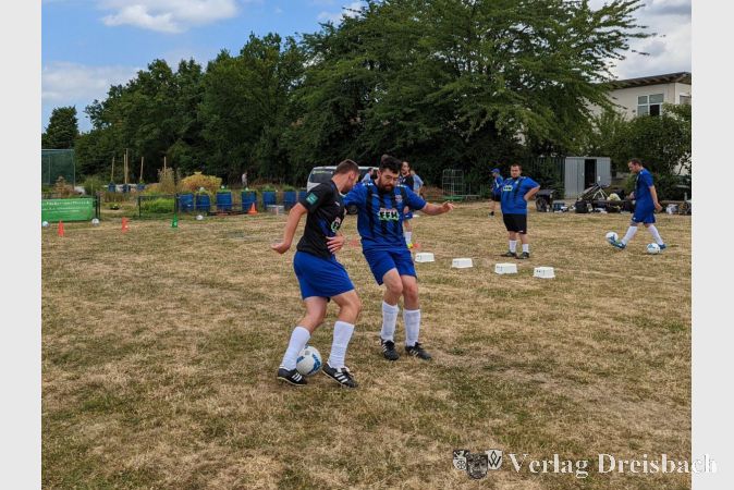 Auch beim Zweikampf mit großen Eifer bei der Sache: Die fußballbegeisterten Schlockerhof-Mitarbeiter beim Training mit der FFH Fußballschule.