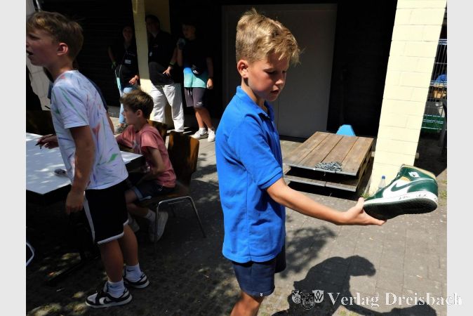 Autogrammstunde mit "DeBreaks": Auch Sneaker wurden signiert.