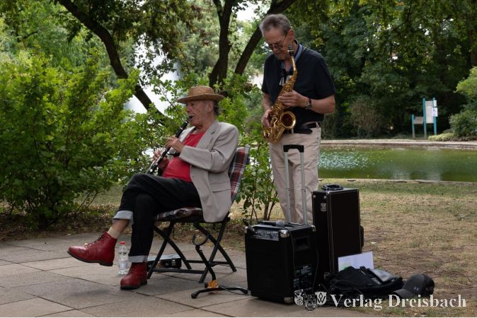 Das Festwochenende bot auch Raum für anspruchsvollere Musik: Der Saxophonist Horst Debnar-Daumler (rechts) war am Samstag unter anderem mit "Georgia on My Mind" zu hören.