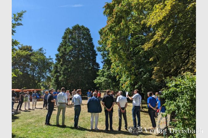 Der Festakt fand vor dem gewaltigen, dunkelgrünen Mammutbaum statt, der 1981 als Zeichen der Partnerschaft zwischen Airaines und Kriftel gepflanzt worden war.