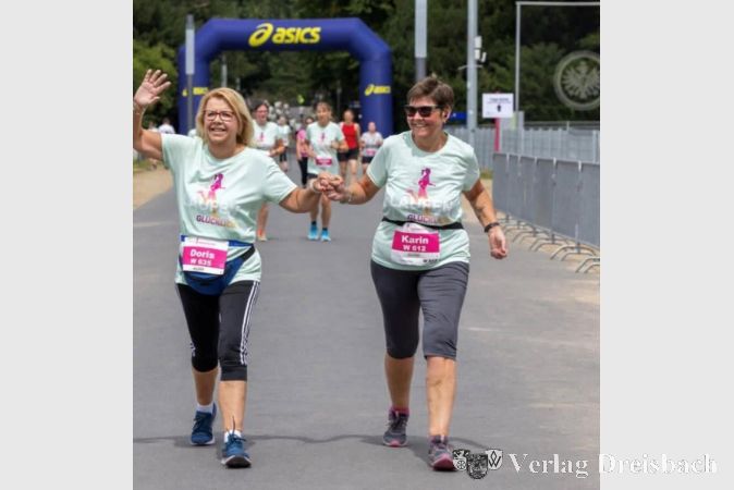 Zieleinlauf Hand in Hand: Doris Gerlach (links) und Karin Jungheinrich (rechts).